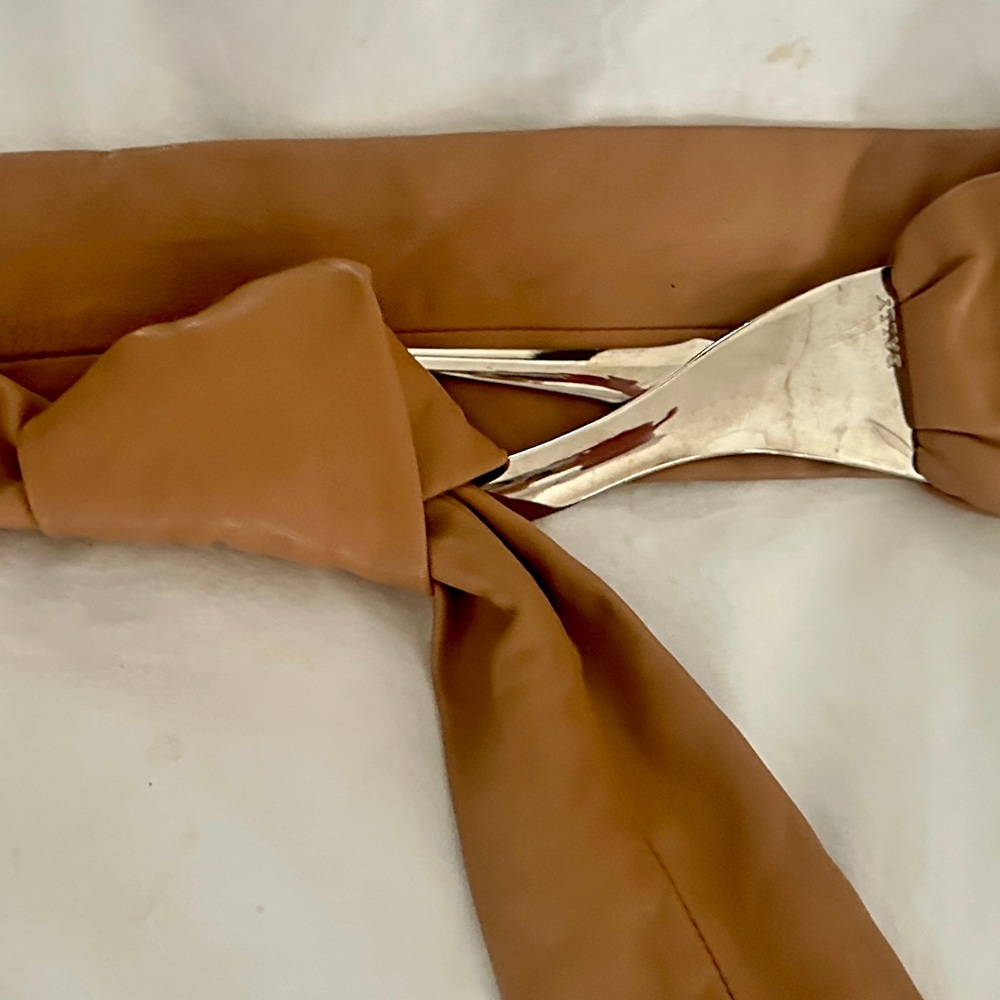 BALLY 
Tan Leather Belt